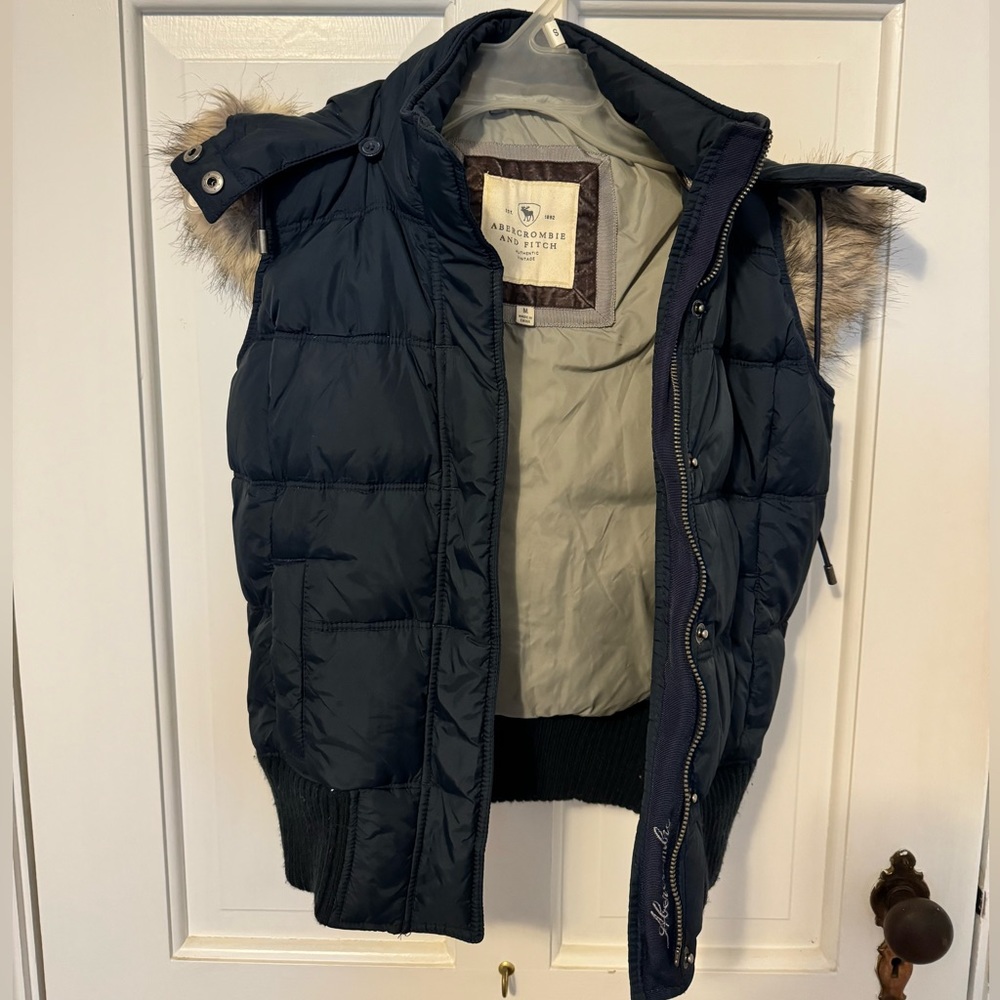 Abercrombie & Fitch women’s size Medium navy blue puffer vest with fur hood